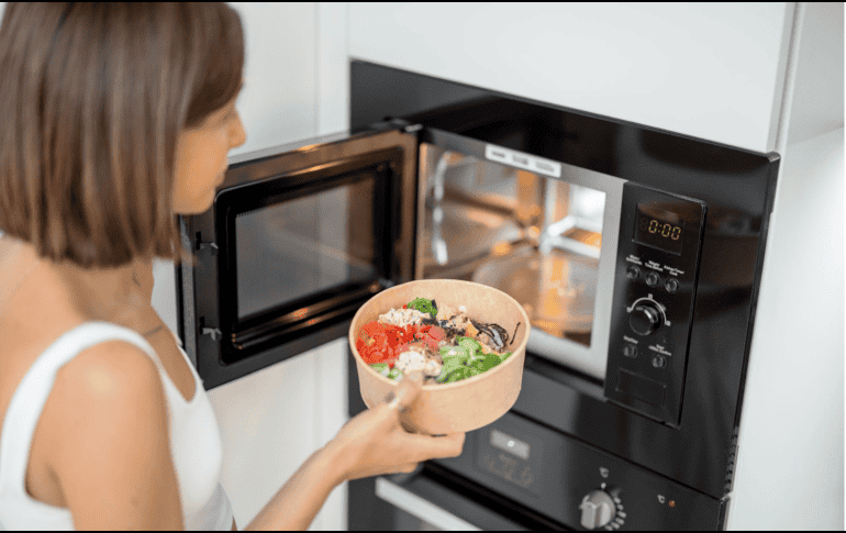 El microondas, bien utilizado, es una herramienta práctica, segura y eficaz para preparar alimentos de manera rápida sin comprometer significativamente su valor nutricional. CANVA