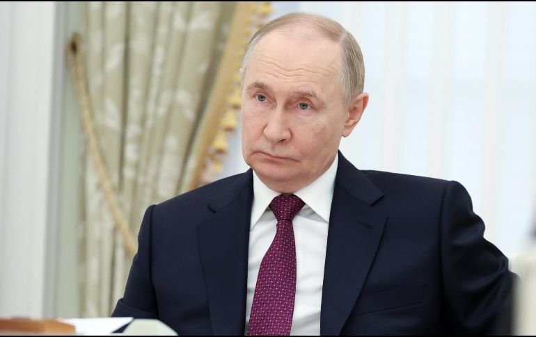 “Sabemos que en la cumbre de la OTAN se planea anunciar el inicio de un programa a gran escala para continuar incrementando el potencial de la Alianza”, declaró Putin. EFE/A. KAZAKOV / SPUTNIK / KREMLIN