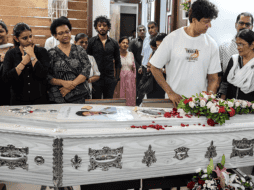 La aeronave se estrelló contra un complejo universitario, causando la muerte de 241 de los 242 pasajeros a bordo, además de un número aún no determinado de personas en tierra. EFE/D. Solanki