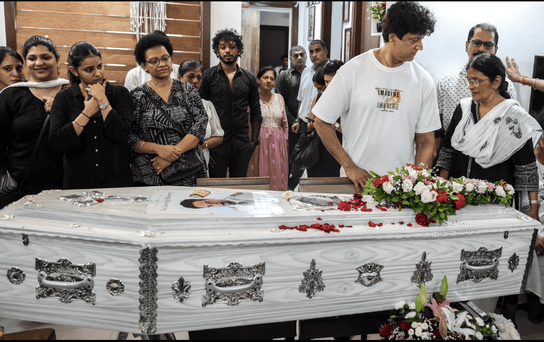 La aeronave se estrelló contra un complejo universitario, causando la muerte de 241 de los 242 pasajeros a bordo, además de un número aún no determinado de personas en tierra. EFE/D. Solanki