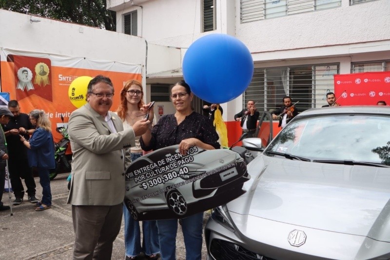  Socia recibiendo su recompensa que consistió en Automóvil MG3 Style 2025. ESPECIAL