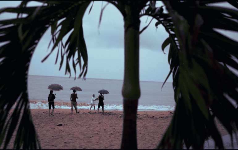 Meteored espera en Puerto Vallarta, cielos densamente cubiertos y gran actividad eléctrica desde la madrugada y hasta caída la medianoche; o sea, lloverá a cántaros. EL INFORMADOR / ARCHIVO