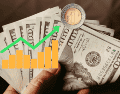 En la última semana, el dólar acumula una apreciación de 0.59 % frente al peso, y en lo que va del año registra un avance interanual del 6.72 %. CANVA