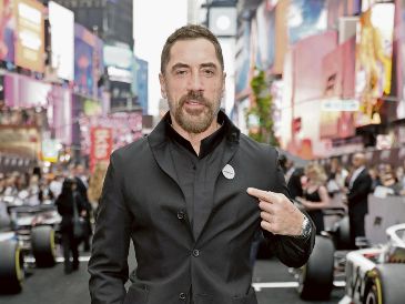 El actor español posa desde Times Square, en Nueva York, durante la premier de la cinta “F1: La Película”. AFP