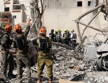 Militares israelíes inspeccionan un edificio dañado por misiles iraníes en Beersheba. EFE/M. Gibelli