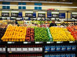 Piñas, mangos y manzanas tienen precios rebajados en Walmart. AP/Archivo