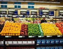 Piñas, mangos y manzanas tienen precios rebajados en Walmart. AP/Archivo