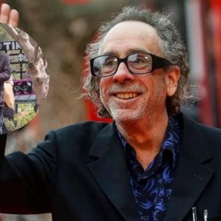 Tim Burton disfruta su visita en México a bordo de una trajinera en Xochimilco