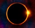 Los eclipses solares suceden cuando la luna pasa entre el sol y la tierra, bloqueando totalmente o parcialmente la luz del sol. Canva