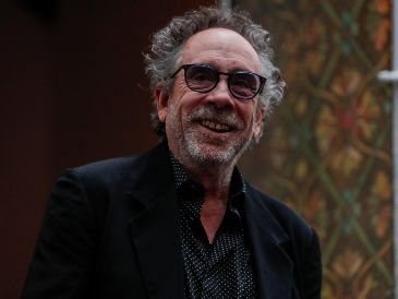 El director de cine posa desde el Panteón Civil de Dolores, en la Ciudad de México. EL UNIVERSAL