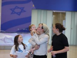 Una familia se reúne en el aeropuerto Ben-Gurión en Tel Aviv, Israel, después de varios días cerrados a causa del conflicto bélico. EFE/A. Sultan