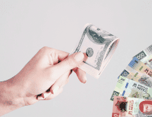 Así se cotiza hoy, 25 de junio, el peso mexicano frente al dólar en Banco Azteca. UNSPLASH/ S. Bughdaryan