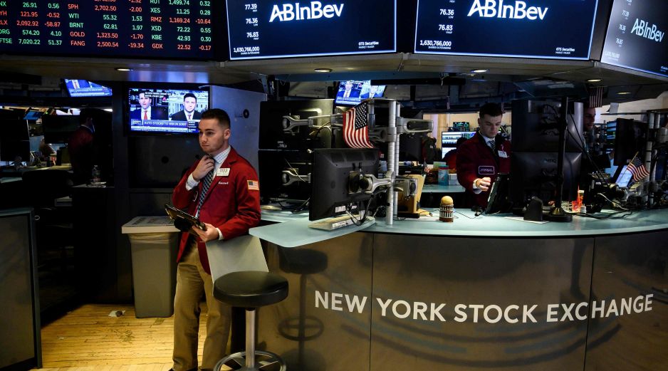 El Dow Jones de Industriales se situó en 47.739 unidades; mientras que el S&P 500 cedió un 0.35 %, hasta 6.846 enteros, y el Nasdaq se deslizó un 0.14 %, hasta 23.545 puntos. AFP / ARCHIVO