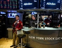 Wall Street cerró este lunes en rojo en una sesión marcada por la volatilidad de los títulos relacionados con la inteligencia artificial, con caídas para Oracle (-2.66 %) y Broadcom (-5.59 %), que lastraron al resto de valores del mercado. AFP / ARCHIVO