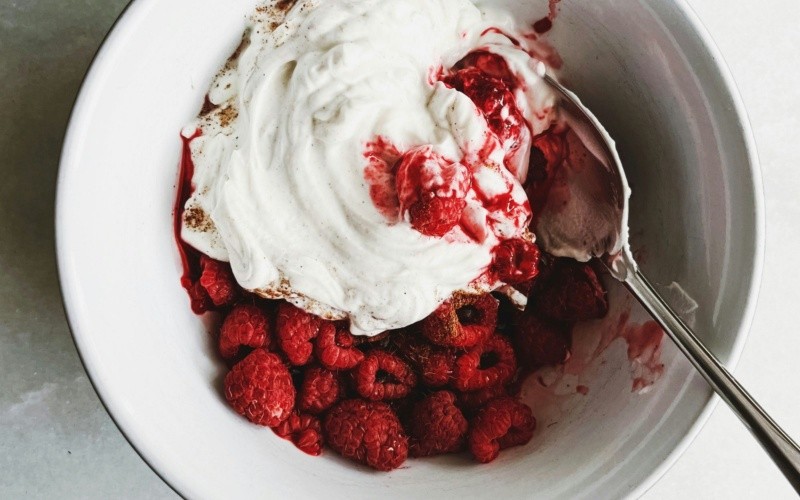 Yogur frutos rojos UNSPLASH