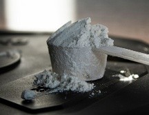 La proteína en polvo viene en variedad de sabores y le da un toque de fuerza a los postres proteicos. UNSPLASH