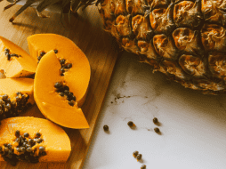 Aunque el agua natural sigue siendo la opción más saludable para mantenerse hidratado, muchas personas buscan alternativas frescas y con sabor para evitar los refrescos azucarados. CANVA