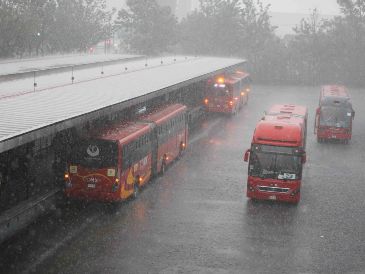 Una fuerte lluvia sorprende a capitalinos en inmediaciones de la estación Tepalcates del Metrobús, en la alcaldía Iztapalapa, Ciudad de Mexico.  SUN / D. LUNA