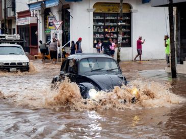 De acuerdo con autoridades federales, el huracán Erick provocó afectaciones en más de 26 mil viviendas y casi 300 escuelas de los estados de Oaxaca y Guerrero. EFE/L. Villalobos