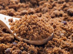 Tanto el azúcar blanca como la rubia deben ser consumidas con moderación. Aunque esta última contiene mínimas cantidades de minerales como calcio, potasio y magnesio, su aporte a la dieta es limitado.  CANVA