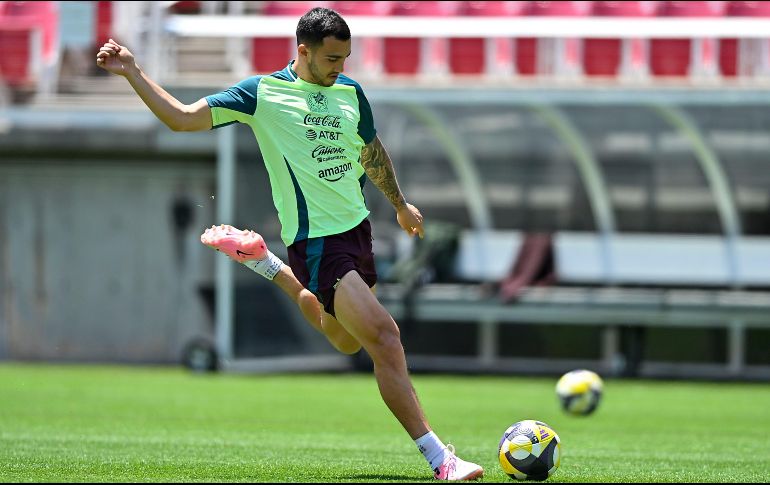 La Federación Mexicana de Futbol (FMF) informó mediante un comunicado oficial que el futbolista abandonó la práctica del miércoles 25 de junio por molestias en la rodilla derecha. IMAGO7.