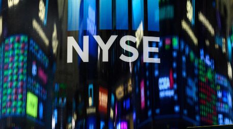 El Dow Jones de Industriales subió un 1.1 % y se situó en 48.057 unidades; el S&P 500 ganó un 0.7 %, hasta 6.886 enteros, y el Nasdaq terminó con un leve repunte del 0.3 %, hasta 23.654 puntos. AFP / ARCHIVO