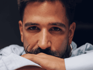 Maldito ChatGPT fue lanzado la noche del miércoles y aborda el conflicto interno que implica enamorarse. EFE/Alejandro Pazmino