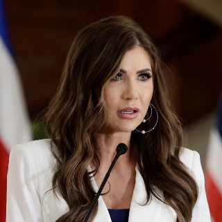 Hospitalizan de emergencia a Kristi Noem, secretaria de Seguridad Nacional de EU