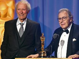 El actor Clint Eastwood entregó el Oscar honorífico al compositor Lalo Schifrin, el 18 de noviembre de 2018. AFP