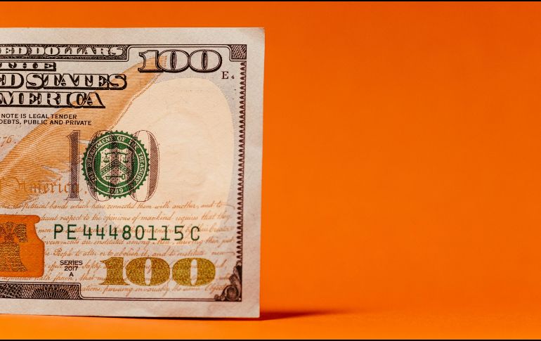 Así se cotiza hoy, viernes 27 de junio, el peso mexicano frente al dólar en Banco Azteca. UNSPLASH/ J. Borba