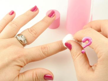 Eliminar el esmalte de uñas sin acetona es posible y saludable para quienes desean una alternativa menos agresiva.  CANVA