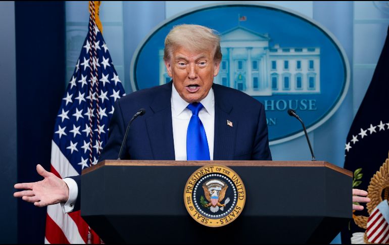 Trump aseguró que se encuentra en medio de negociaciones con la presidenta de la Comisión Europea. EFE/S. THEW