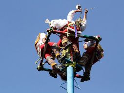 Cuando estaban descendiendo en la danza, el palo del ritual no resistió y se rompió, por lo que los cinco indígenas cayeron al piso, generándoles lesiones graves. NOTIMEX/ ARCHIVO.