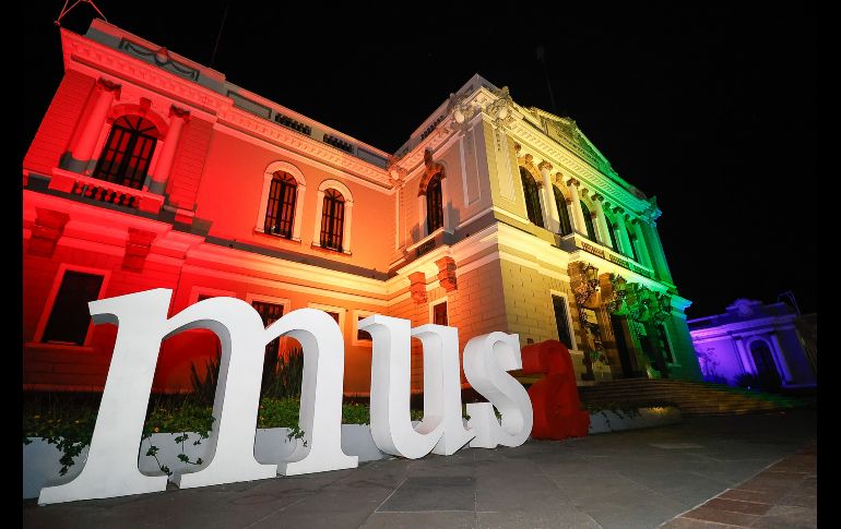 El director del MUSA, Moisés Vizcarra Schiaffino, encabezó el encendido de luces acompañado por autoridades universitarias y activistas. EL INFORMADOR/ H. Figueroa.