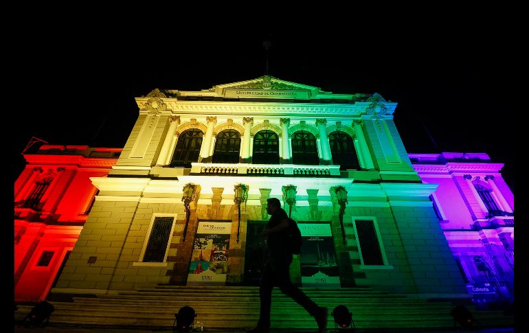 El director del MUSA, Moisés Vizcarra Schiaffino, encabezó el encendido de luces acompañado por autoridades universitarias y activistas. EL INFORMADOR/ H. Figueroa.