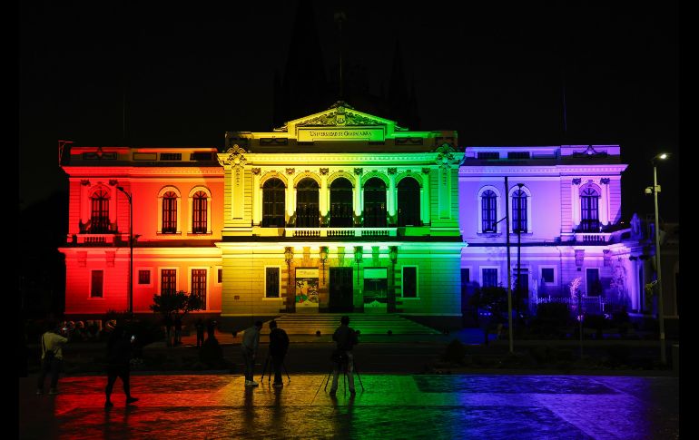 El director del MUSA, Moisés Vizcarra Schiaffino, encabezó el encendido de luces acompañado por autoridades universitarias y activistas. EL INFORMADOR/ H. Figueroa.