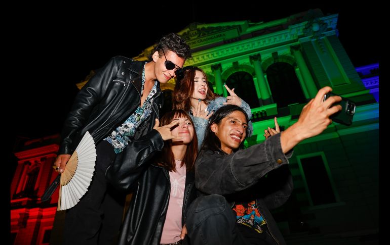 El director del MUSA, Moisés Vizcarra Schiaffino, encabezó el encendido de luces acompañado por autoridades universitarias y activistas. EL INFORMADOR/ H. Figueroa.