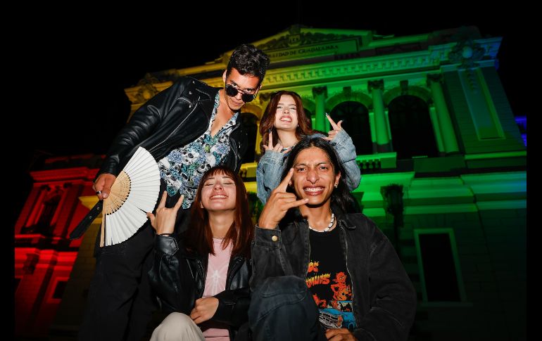 El director del MUSA, Moisés Vizcarra Schiaffino, encabezó el encendido de luces acompañado por autoridades universitarias y activistas. EL INFORMADOR/ H. Figueroa.