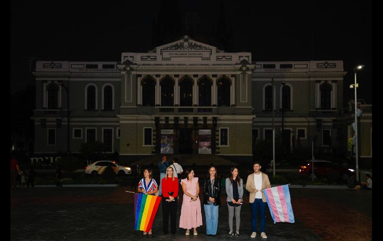 El director del MUSA, Moisés Vizcarra Schiaffino, encabezó el encendido de luces acompañado por autoridades universitarias y activistas. EL INFORMADOR/ H. Figueroa.