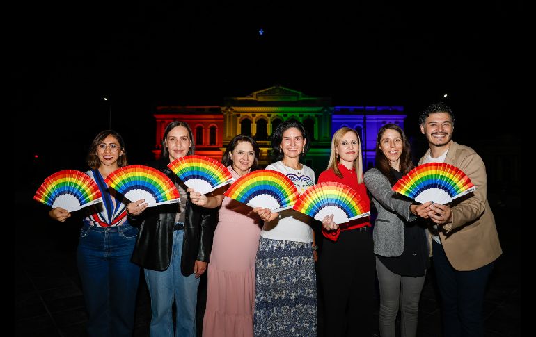 El director del MUSA, Moisés Vizcarra Schiaffino, encabezó el encendido de luces acompañado por autoridades universitarias y activistas. EL INFORMADOR/ H. Figueroa.
