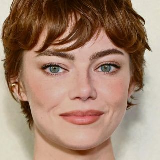 Emma Stone secuestra a una CEO extraterrestre