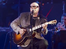 El cantautor se presentó en el escenario durante la ceremonia de estreno de la entrega anual 25 del Latin GRAMMY, en Miami, Florida. AFP