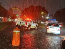En total, cinco vehículos resultaron afectados por las inundaciones en la metrópoli. ESPECIAL