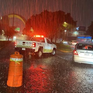 Lluvia deja cierres viales en la ZMG
