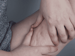 Si bien puede generar preocupación estética, entender sus causas multifactoriales y adoptar un enfoque integral que combine hábitos de vida saludables con, en su caso, procedimientos estéticos específicos, puede conducir a mejoras significativas en la apariencia de la piel. CANVA