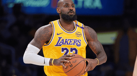 LeBron James continuará una temporada más en los Lakers. AP / ARCHIVO