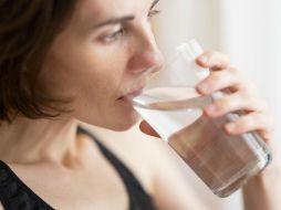 El cuerpo humano está compuesto en gran parte por agua y cada célula, tejido y órgano depende de ella para funcionar correctamente, al dejar de consumirla, incluso por 24 horas, se desencadena una serie de reacciones que nos afectan tanto física como mentalmente. Pixabay