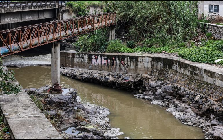 Ante una lluvia fuerte en Guadalajara, la recomendación de Protección Civil es mantenerse alerta y al pendiente de noticias para estar informado sobre dónde se ubican los encharcamientos o inundaciones. EL INFORMADOR / A. Navarro