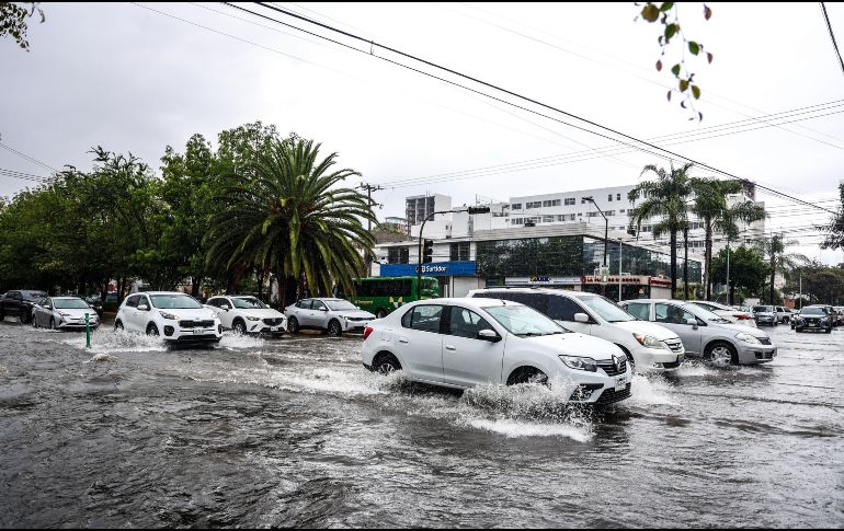 En la inundada metrópoli de Guadalajara, Meteored prevé chubascos tormentosos —gotas de 15 mm— hasta en un 90% de la región a partir de las 15:00 horas. EL INFORMADOR / ARCHIVO