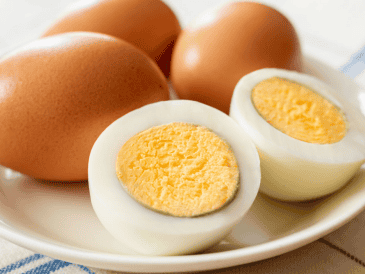 Es importante usar huevos frescos y vigilar el tiempo de cocción para evitar tanto la yema gris como un centro gomoso. CANVA